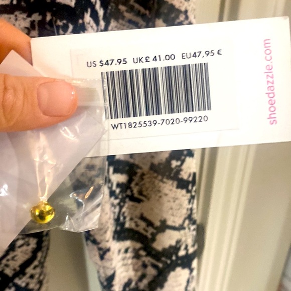 Shoe dazzle new with tags animal print type blouse with Ty front. Size M/NWT - Picture 7 of 9